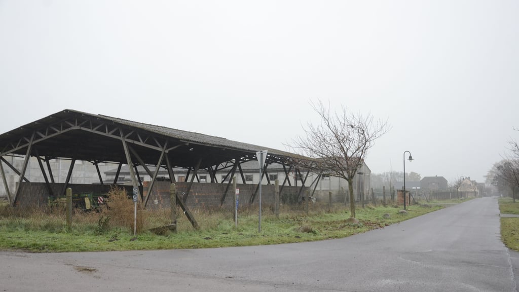 Zwischen den landwirtschaftlichen Gebäuden und den Wohnhäusern in der Kleegartenstraße in Uthmöden sollen neue Wohnhäuser entstehen.