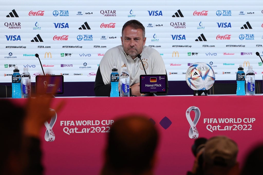 Bundestrainer Hansi Flick sitzt während der Pressekonferenz zum Spiel gegen Spanien allein vor Journalisten.