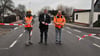Planer Jan Michel, Bürgermeister Matthias Günther und Tobias Buchheister von der bauausführenden Firma bei der offiziellen Friegabe der Straße für den Verkehr nach der Bauabnahme.  