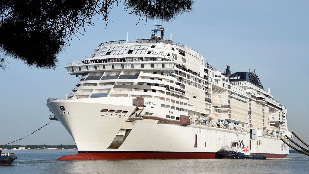 So weiß wird „MSC Euribia“ nicht bleiben: Der Rumpf bekommt einen Anstrich in Türkis und Blau mit dem Aufruf #savethesea.