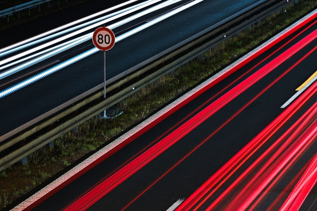 Temposchilder sollte man nicht übersehen, passiert aber manchmal. Doch wann wird so etwas als Vorsatz gewertet?