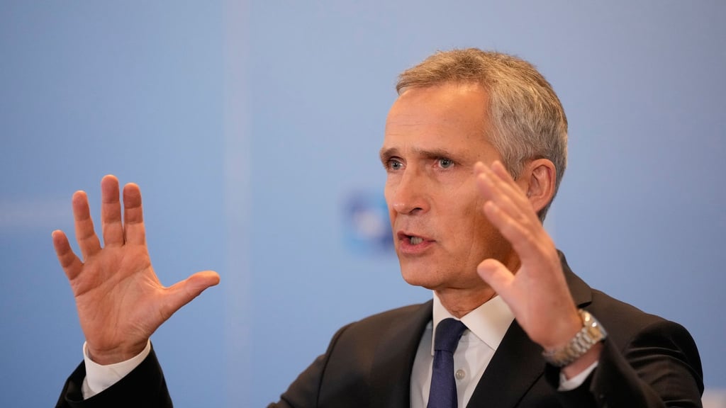Nato-Generalsekretär Jens Stoltenberg während einer Pressekonfreenz beim Treffen der Nato-Außenminister in Bukarest.