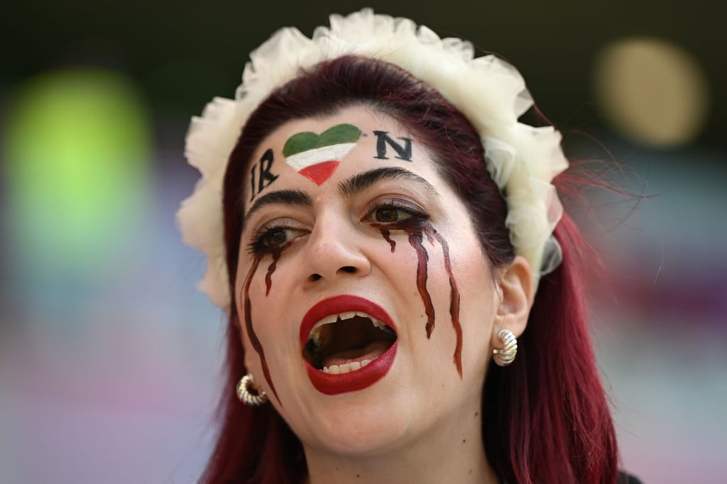Eine Frau aus dem Iran steht vor dem Spiel auf der Tribüne.