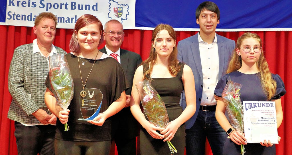 Den Sportförderpreis erhielt die Mannschaft der weibliche U14 (Kreiskeglervereinigung Stendal). Die Auszeichnungen nahmen Carola Schulz, Jörg Achereiner und Patrick Puhlmann (hinten von links) vor.
