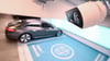 Ein autonom parkendes Auto steht auf einer Abstell- und Abholfläche in einem Parkhaus am Stuttgarter Flughafen. Im Vordergrund rechts die für das autonome Parken nötige Kameratechnik von Bosch.