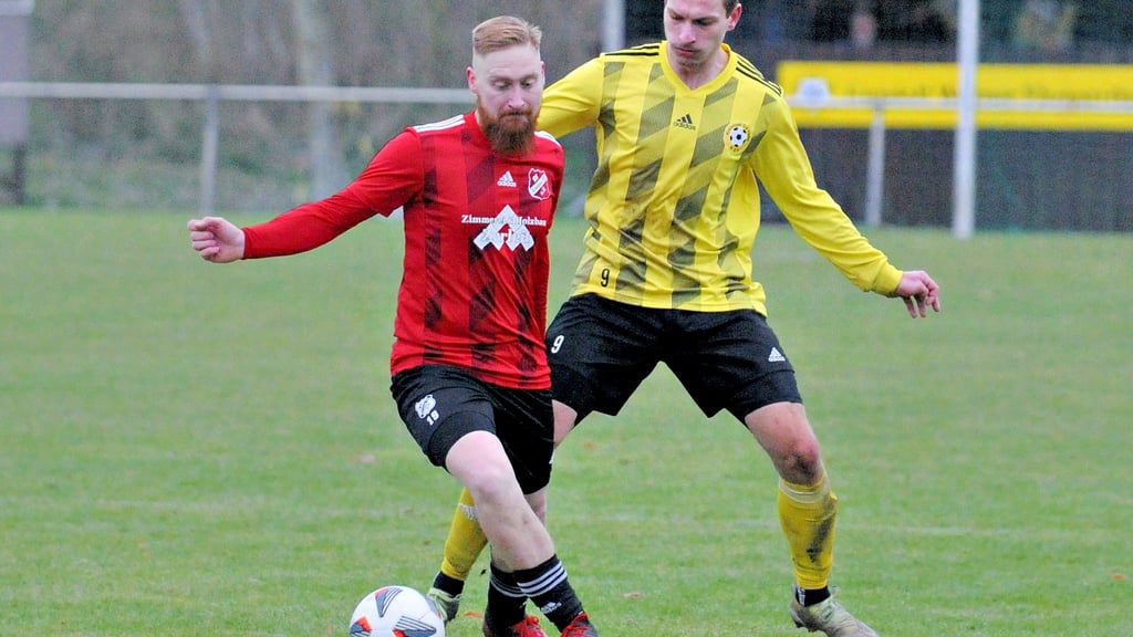 Timm Müller (links) und der SV Liesten verloren das Auswärtsspiel beim Kreveser SV (hier mit Max Lecher) am Ende noch 4:2. 