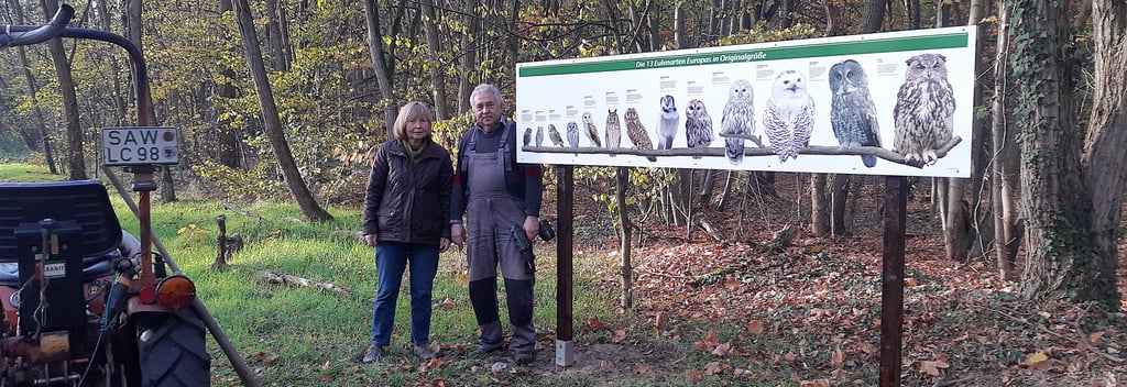 Eine neue Tafel, initiiert von Rosemarie und Andreas Schwieger, informiert seit Kurzem auf dem Apenburger Naturlehrpfad über die 13 Eulenarten Europas.