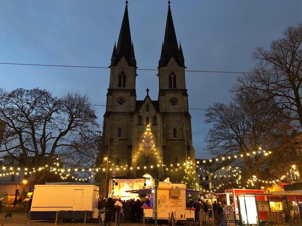 Die Ambrosiuskirche bildet die Kulisse für den Adventsmarkt in Magdeburg-Sudenburg.