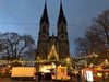 Die Ambrosiuskirche bildet die Kulisse für den Adventsmarkt in Magdeburg-Sudenburg. 