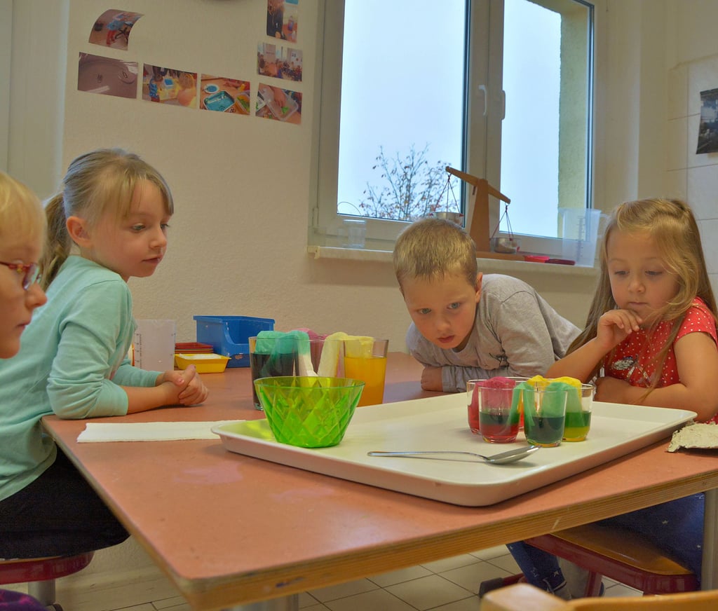 Kinder in der Kita "Kinderoase" in Schönebeck beim Experimentieren. Wie gut die Qualität in allen Kindertagesstätten im Salzlandkreis ist, soll eine Umfrage klären, die noch bis Ende des Jahres läuft.
