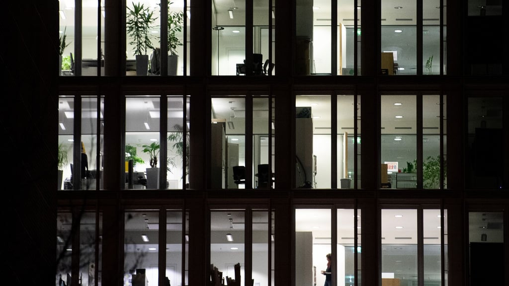 Hell beleuchtete Arbeitszimmer, aber die meisten Plätze sind schon leer. In vielen Büros wird so Energie verschwendet.