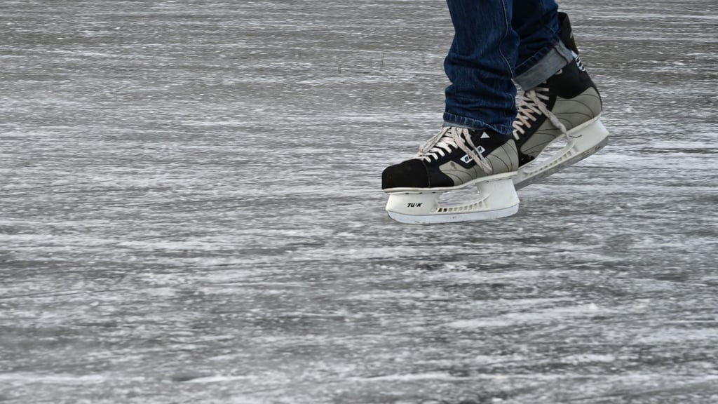Durch den Klimawandel erwarten Forscher zunehmend instabile Eisflächen auf Seen.