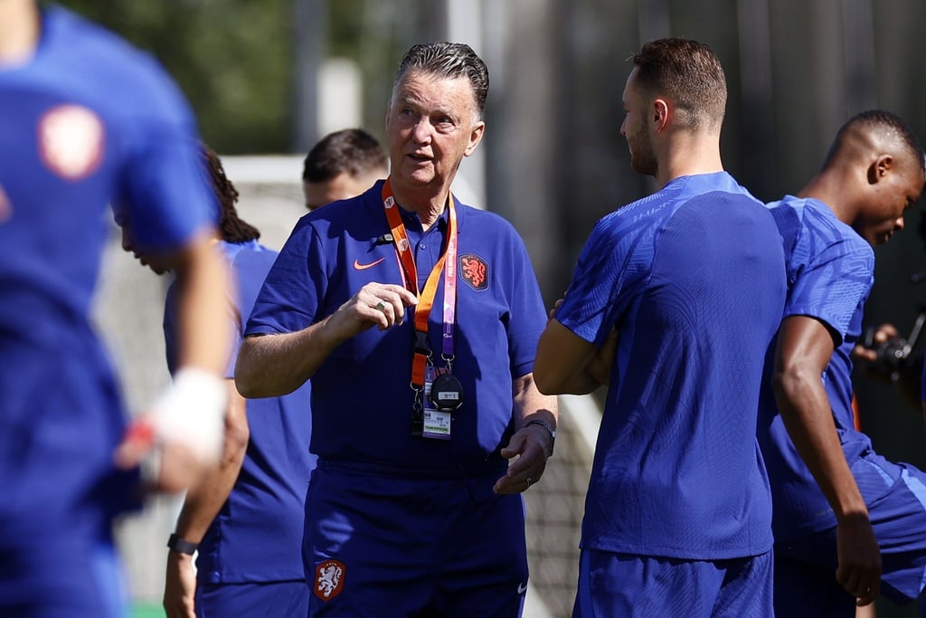 Bondscoach Louis van Gaal (M) steht auf dem Trainingsplatz.