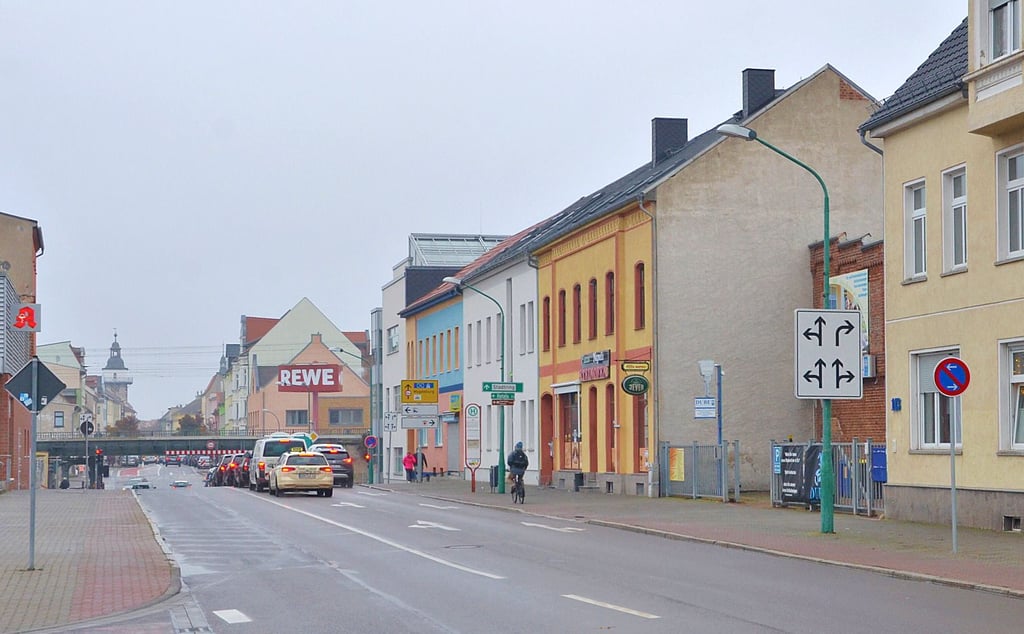 Rund 100 Meter vor dem Bahnbrückental steht nun wieder das große Schild. Die Hoffnung ist groß, dass die Verkehrsführung nun vereinfacht wird.