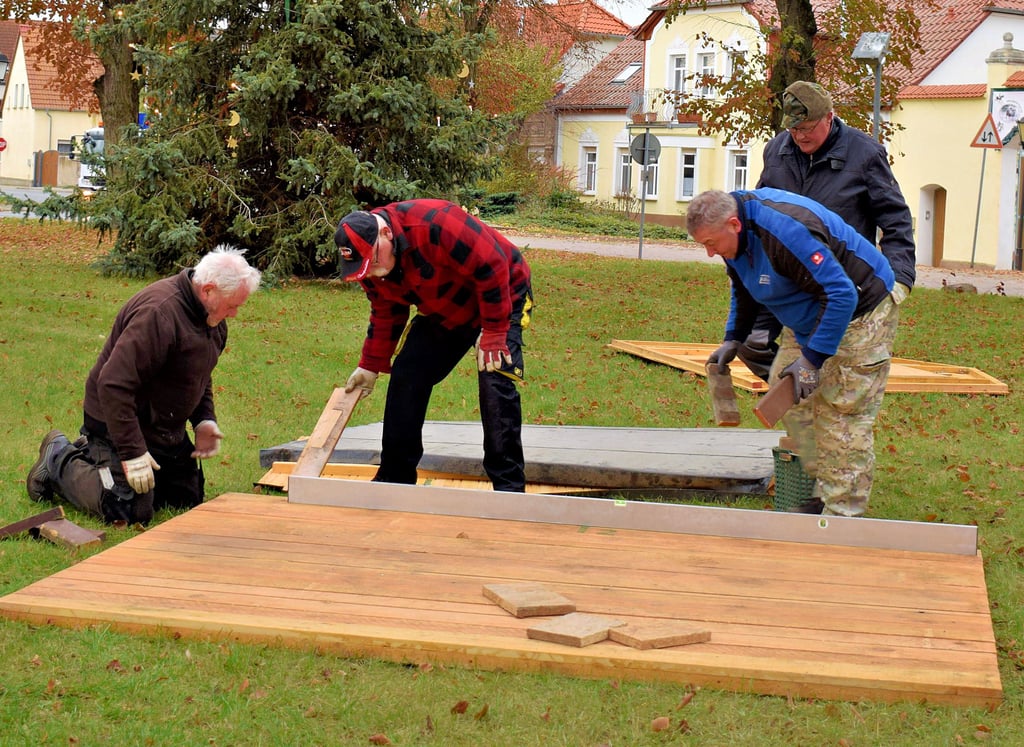 Die beiden Verkaufshütten, die das Weihnachtsmarktgelände auf dem Kirchplatz abrunden, wurden durch Alfred Schwarz, Werner Meyer, Dennis Ostrowski und Ralf Birkner aufgebaut. Die vier Männer gehören zu den vielen Ehrenamtlichen, die bei der Vorbereitung und Durchführung helfen.