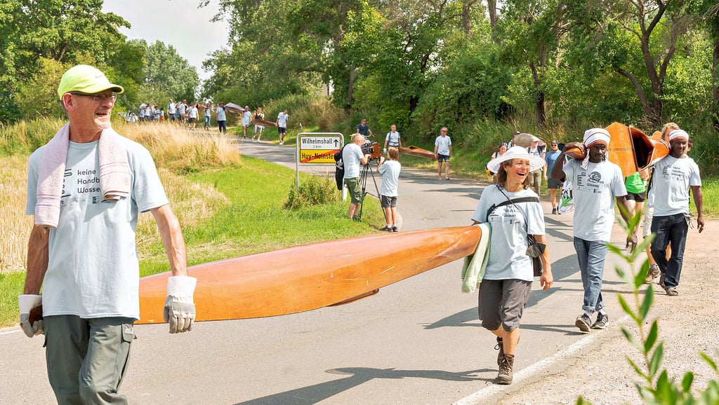 Eine Bootskarawane ging im Sommer 2021 zu Fuß von Halberstadt über den Huy nach Huy-Neinstedt. Es handelte sich um ein künstlerisches Projekt zum Thema Wasserknappheit, das mit Leadermitteln gefördert wurde.