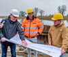 Das ist der Plan. Fachbereichsleiter Uwe Branschke (links) erläutert die Hochwasserschutzanlage.