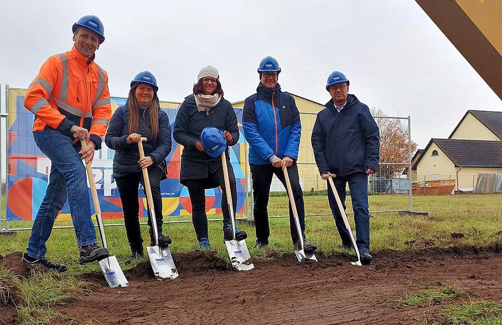 Projektingenieur Stefan Rabe (von links), Architektin Anne Herbst, Projektleiterin Svea Weigel, Ordnungsbeigeordneter Holger Platz und Andreas Stegemann setzten zum ersten Spatenstich an.