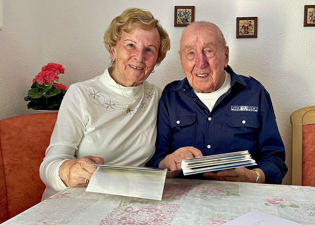 Immer wieder gern blättern Edeltraud und Siegfried Spanuth in alten Fotos und lassen die gemeinsamen 65 Ehejahre Revue passieren. Das Jubiläum begingen sie gestern mit Freunden in Harsleben.