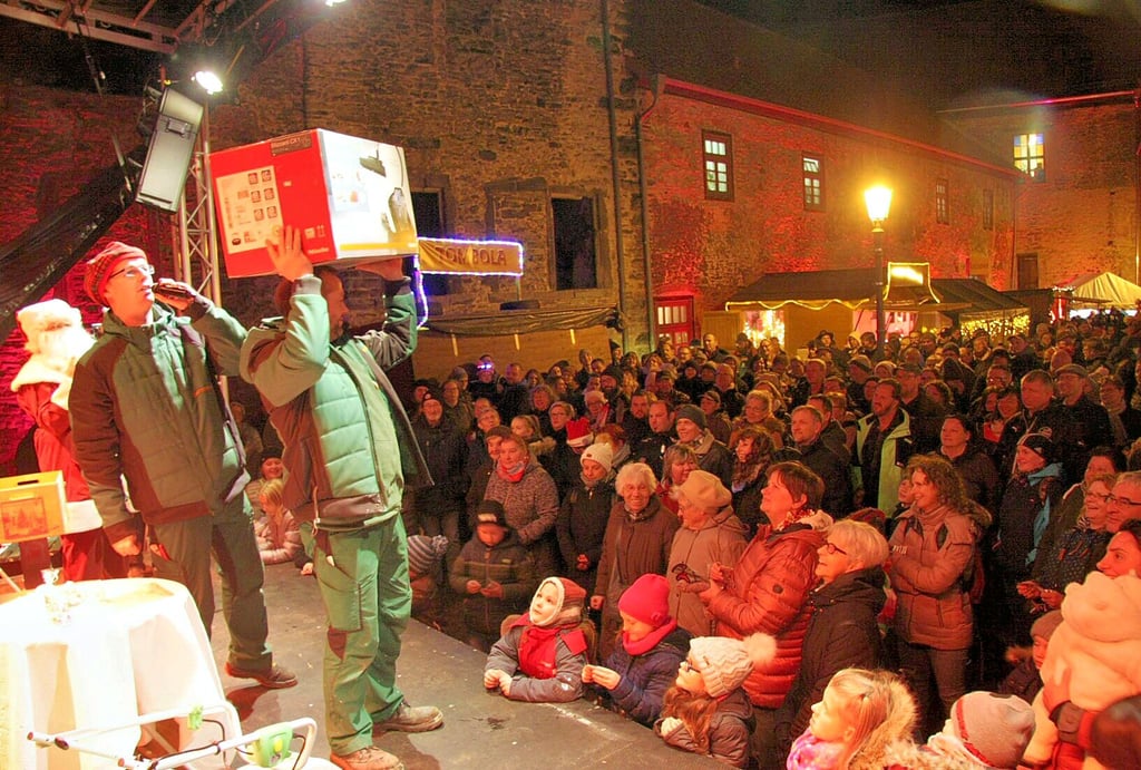 Die Ziehung der Hauptgewinne der Tombola ist einer der Höhepunkte der Burgweihnacht in Oebisfelde: 2019 konnte der Castrum-Verein dank der Unterstützung von Handel, Gewerbe und Privatleuten 300 Preise herausgeben.
