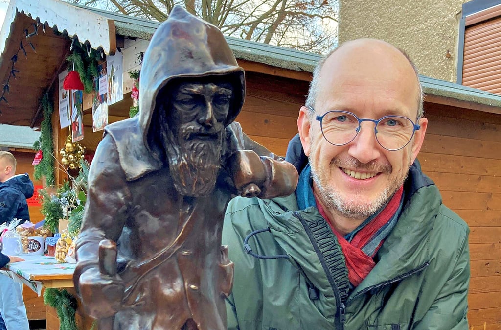 Stefan Germer präsentiert auf dem Ilberstedter Ruprechtmarkt eine 25 Kilogramm schwere Bronzefigur von Knecht Ruprecht, deren Vorlage der Bernburger zuvor mit Ton geformt hatte.