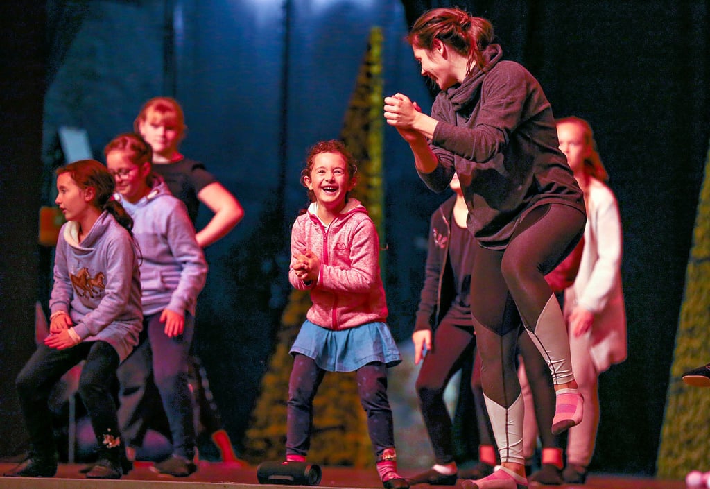 Die Tänzer und Schauspieler der Tanzgruppe Merseburg-Meuschau proben für die Weihnachtsrevue.