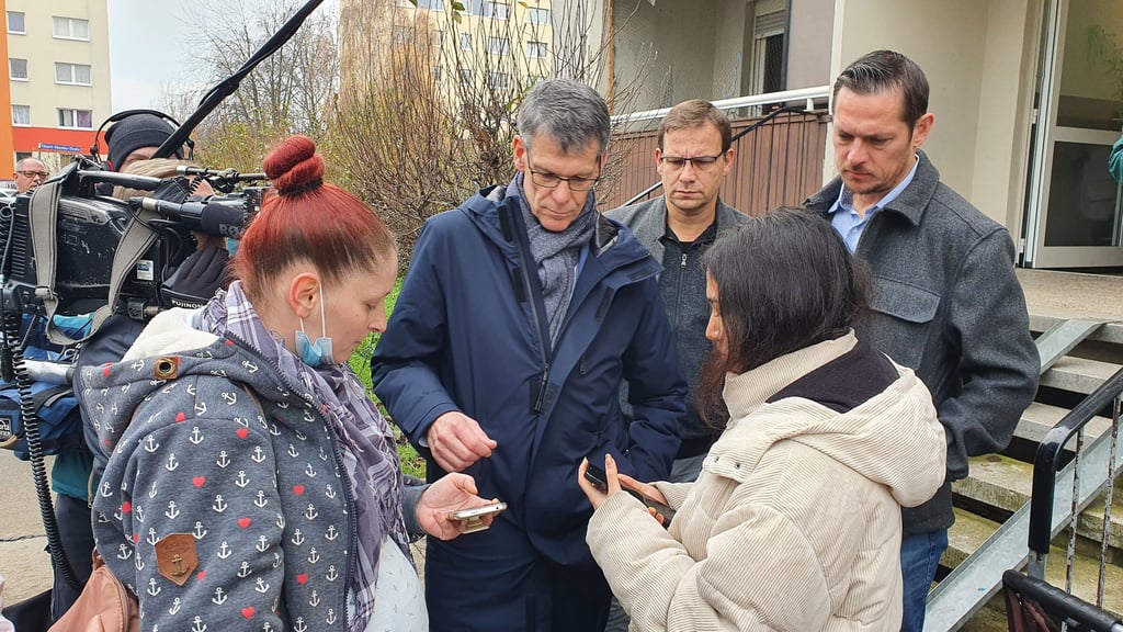 Auch überregionale Kamerateams haben Bürgermeister Egbert Geier (SPD, Mitte) beim Vor-Ort-Termin im Südpark begleitet.