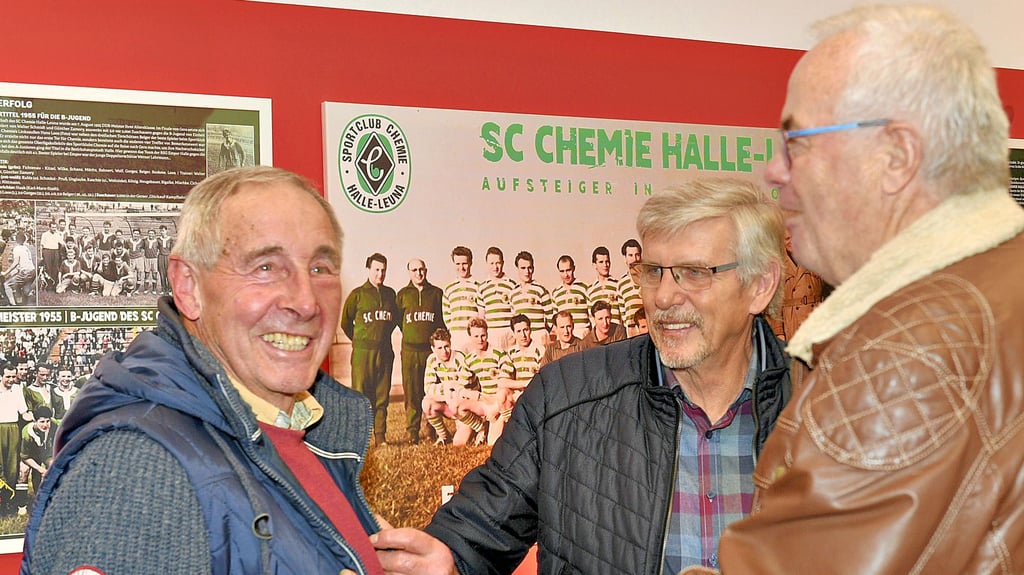Helmut Brade, Manfred Fülle und Ulrich Rothe (v.l.) tauschen sich beim Besuch der HFC-Ausstellung aus.