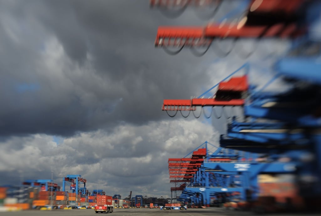 Container werden im Hamburger Hafen umgeschlagen: Die Wirtschaftsstimmung in der Eurozone hat sich im November aufgehellt.