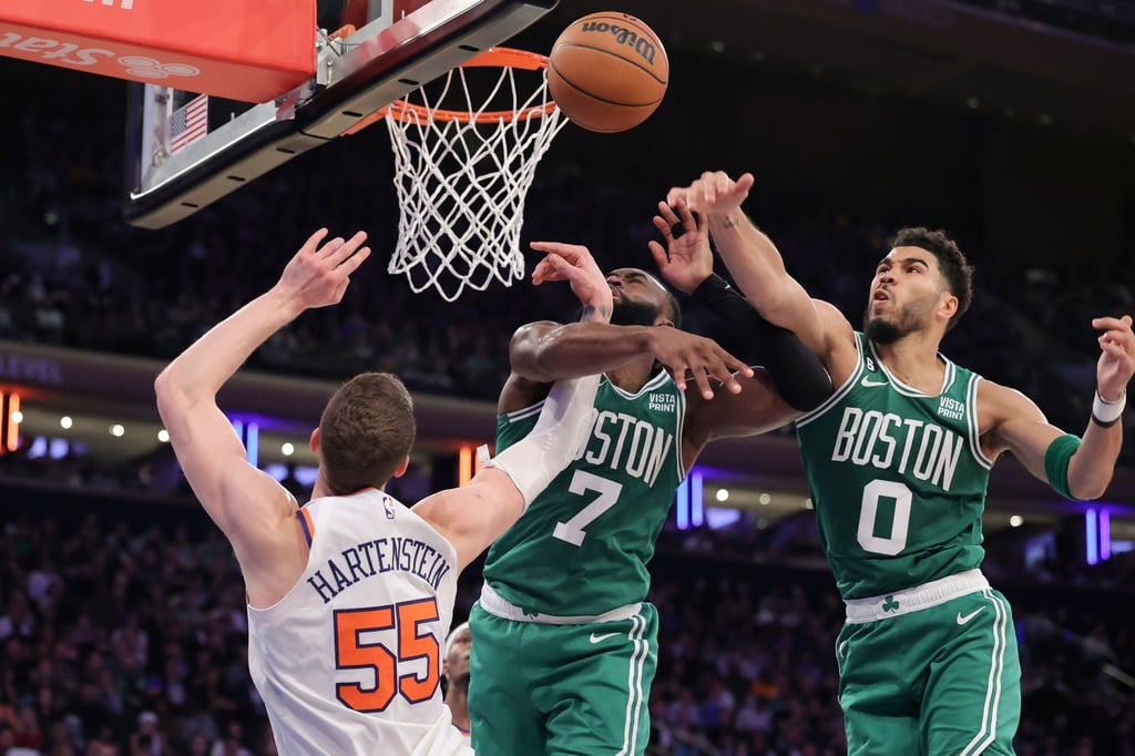 Celtics-Forward Jayson Tatum (0) blockt den Ball von New York Knicks-Center Isaiah Hartenstein (55), während Jaylen Brown (7) verteidigt.