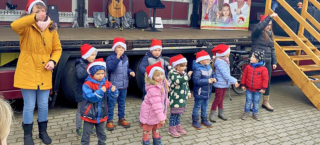 Die Kindergartenkinder aus Cobbel boten beim Familienadventsmarkt in Tangerhütte ein eigenes Programm dar.