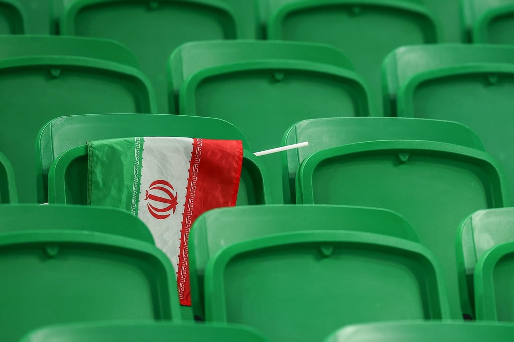 Eine iranische Flagge hängt nach dem Spiel über einer Lehne auf der Tribüne.