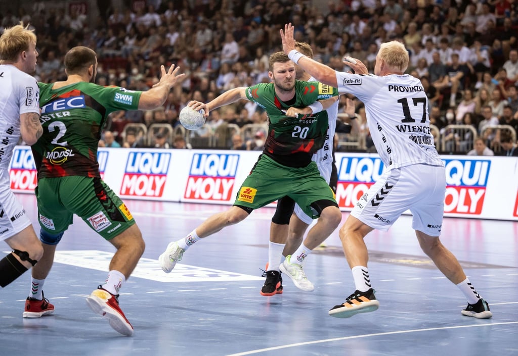 Hat in Magdeburg bis 2028 verlängert: Philipp Weber (M).