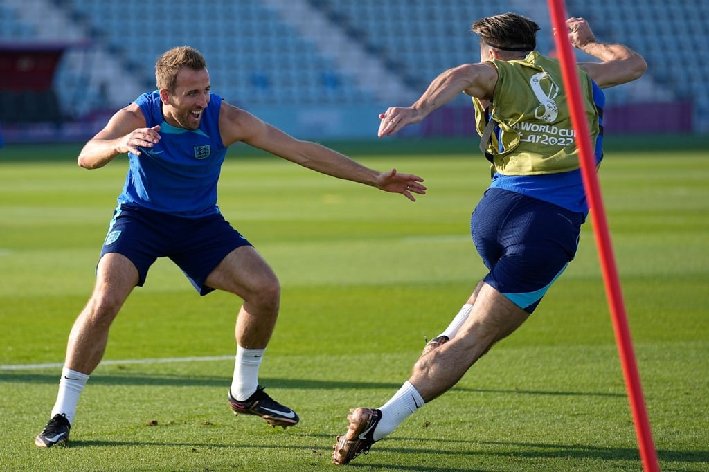 Die Engländer Harry Kane (l) und Jack Grealish beim Training.