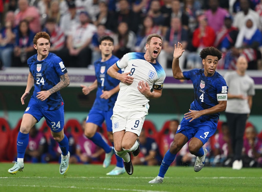 Englands Harry Kane (M) im Laufduell mit dem US-Amerikaner Tyler Adams (r).