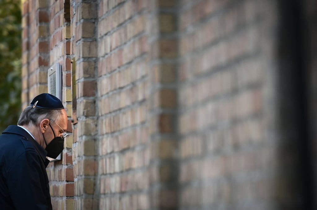 Sachsen-Anhalts Ministerpräsident Reiner Haseloff (CDU) an der Synagoge in Halle.