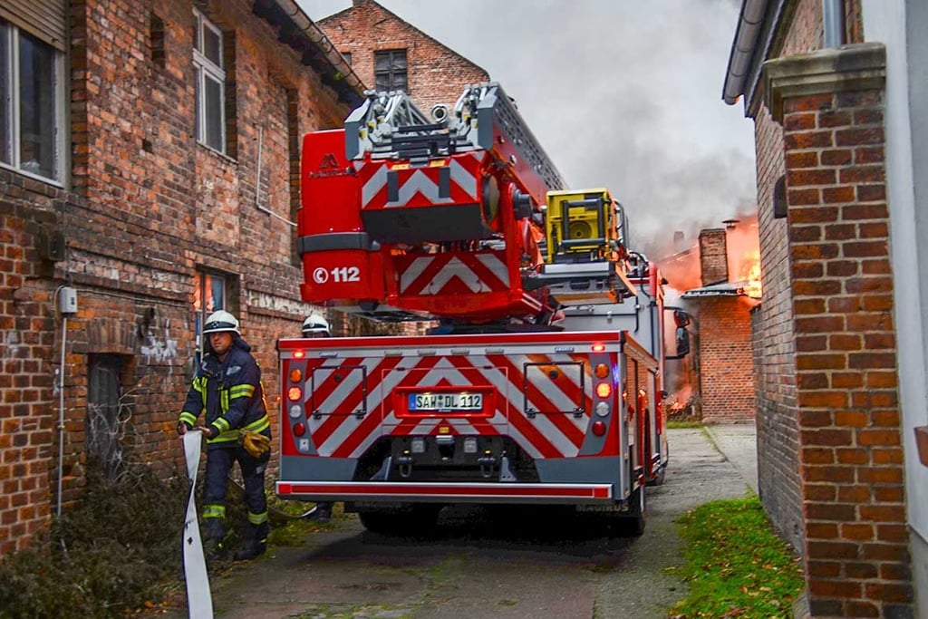 Die Feuerwehrleute gelangten über eine Auffahrt von der Straße Vor dem Lüchower Tor zum Brandherd.