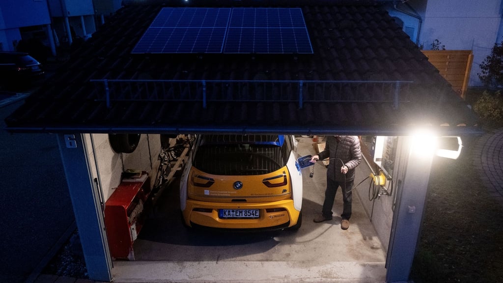 Ein Teilnehmer einer Projektstudie der Netze BW lädt in seiner Garage ein E-Auto.