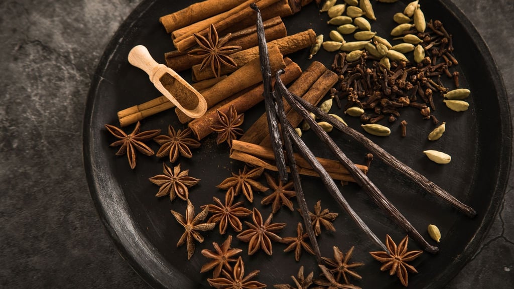 Zimt, Sternanis, Kardamom: Werden die weihnachtlichen Gewürze erst kurz vor der Nutzung zerstoßen, entfalten sie den Großteil ihrer aromatischen Wirkung ganz frisch.