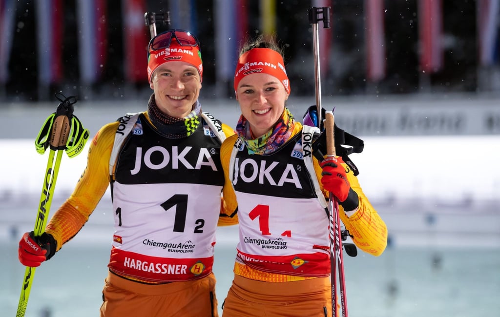 Die Biathleten Benedikt Doll (l) und Denise Herrmann-Wick stehen für ein Foto zusammen.