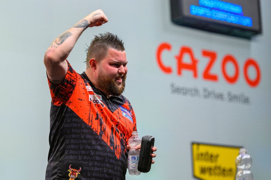 Der Engländer Michael Smith (ENG) jubelt in Wolverhampton über seinen ersten Major-Titel.