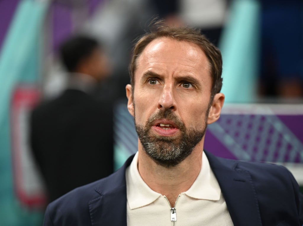 Trainer Gareth Southgate von England singt vor Spielbeginn die Nationalhymne.