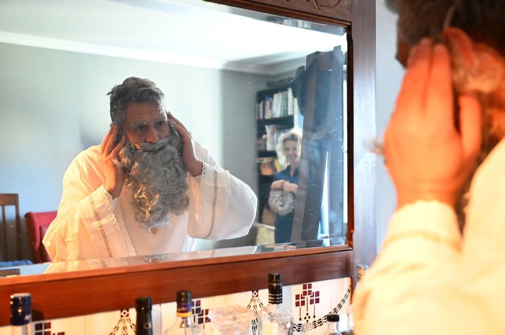 Der Heilige Sankt Nikolaus Sean Schmidtpeter kleidet sich an. Die Nachfrage nach Nikoläusen und Weihnachtsmännern zum Mieten ist mancherorts höher als das Angebot.