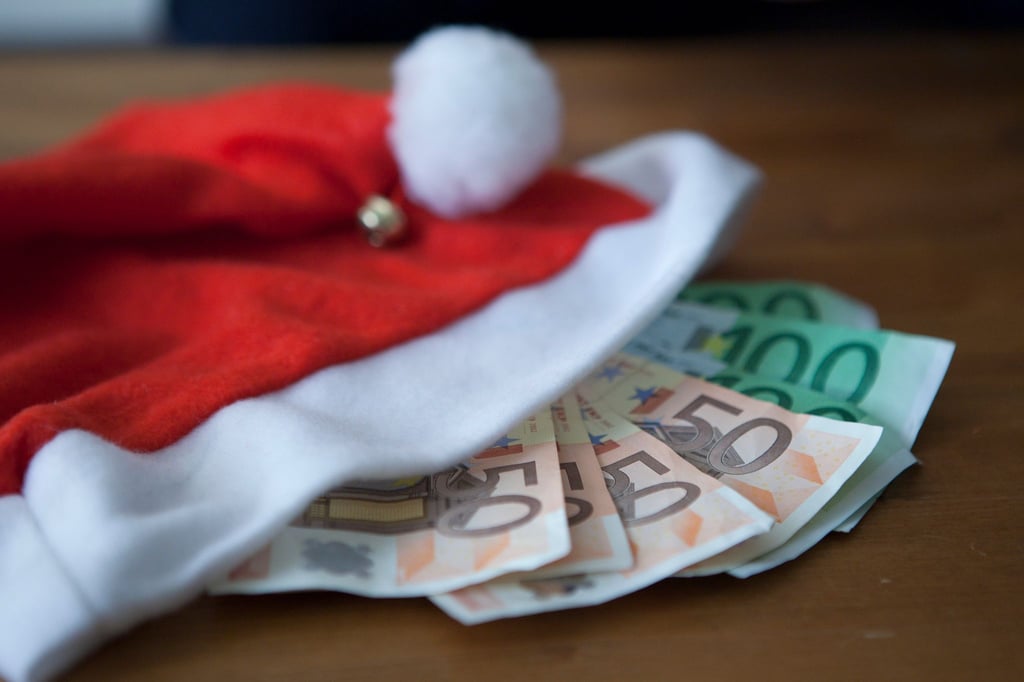 Auch in Bezug auf das Weihnachtsgeld gilt: Vertrag genau lesen.