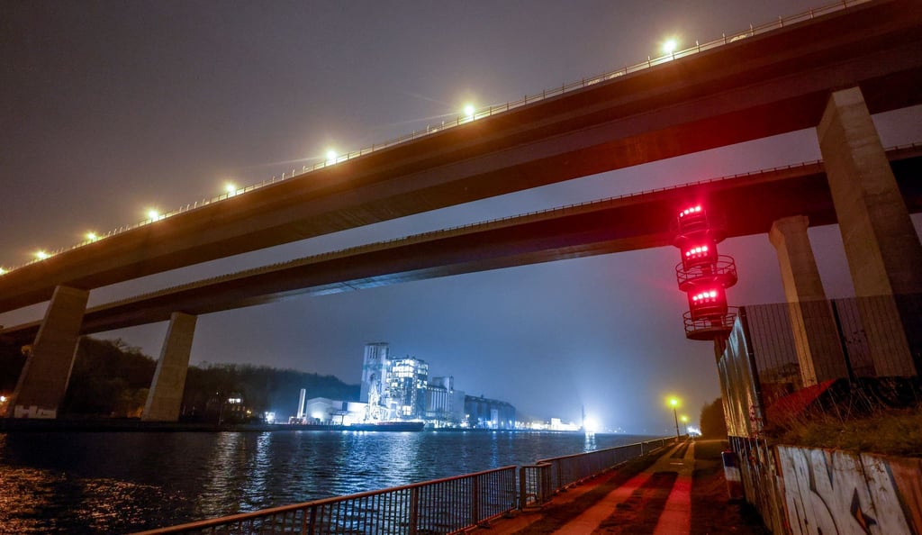 Rote Lichtzeichen signalsieren die Sperrung der Hochbrücke in Kiel-Holtenau.
