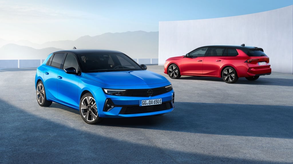 Elektroauto im Doppelpack: Der neue elektrische Opel Astra lässt sich als Steilheck und als Kombi (rechts) bestellen.