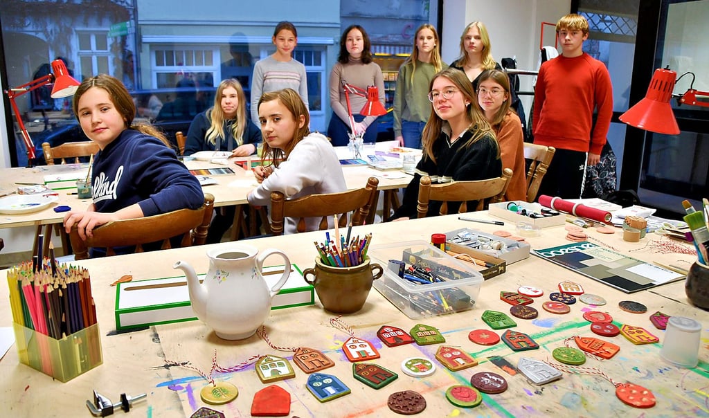 Für die Weihnachtsfeier am 17. Dezember entstehen in der Malwerkstatt Havelberg des Vereins „Sachen machen“ gerade wunderschöne Baumanhänger.