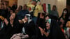 Iranische Fans verfolgen das Spiel gegen USA auf einem Großbildschirm in einem Kulturzentrum in Teheran.