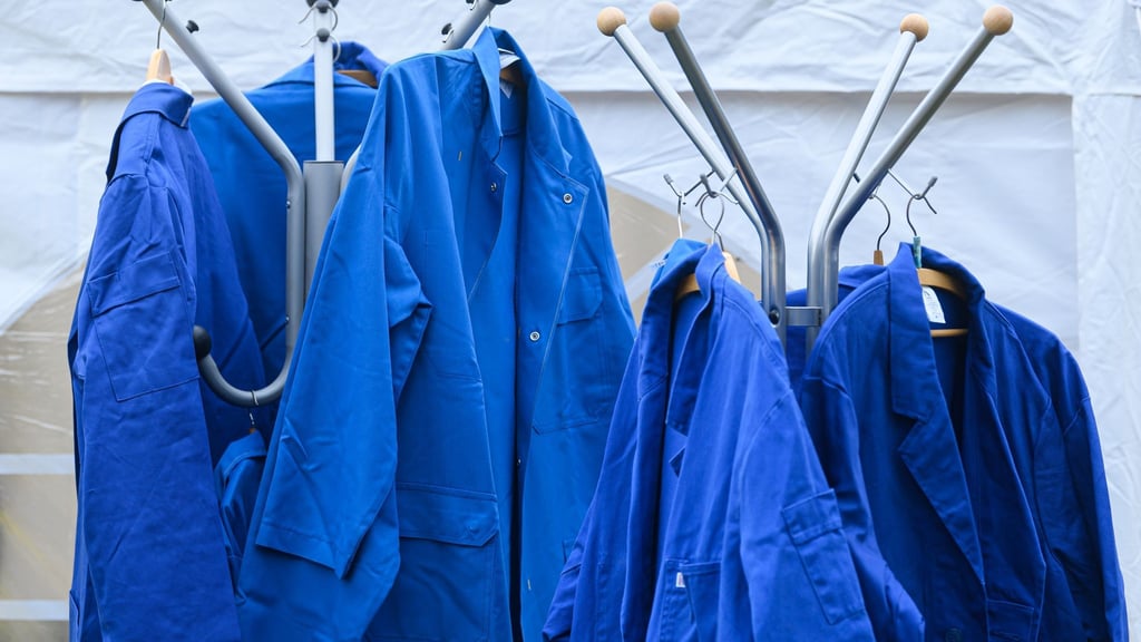 Mancher würde das vielleicht auch privat tragen, dennoch geht der Blaumann ganz klar als Berufskleidung durch.