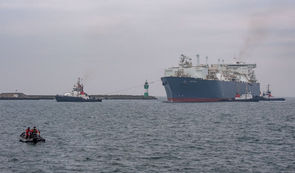 Die „Neptune“ fährt in den Hafen von Mukran vor der Küste der Insel Rügen. Das erste Spezialschiff zur Umwandlung von verflüssigtem Erdgas in den gasförmigen Zustand ist in Deutschland angekommen.